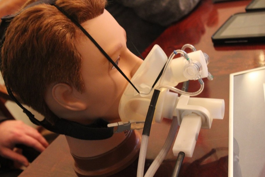 Maska sprawdzająca wady układu oddechowego /Piotr Bułakowski /RMF FM