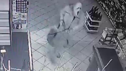 Maska z horroru, w ręku siekiera. Włamywacze i tak wpadli 