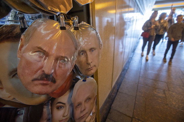 Maski Alaksandra Łukaszenki i Władimira Putina, które można kupić w Petersburgu /ANATOLY MALTSEV  /PAP/EPA