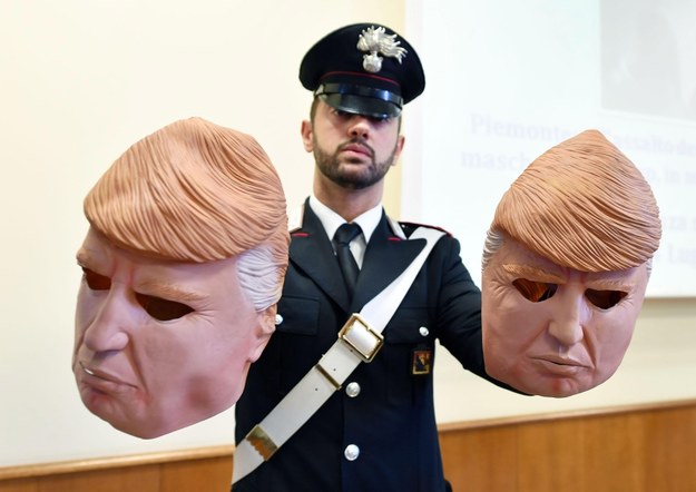 Maski Donalda Trumpa używane przez rabusiów /ALESSANDRO DI MARCO  /PAP/EPA