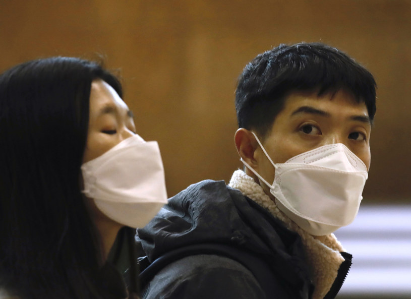 Maski mają chronić przed koronawirusem /AP Photo/Ariel Schalit /East News