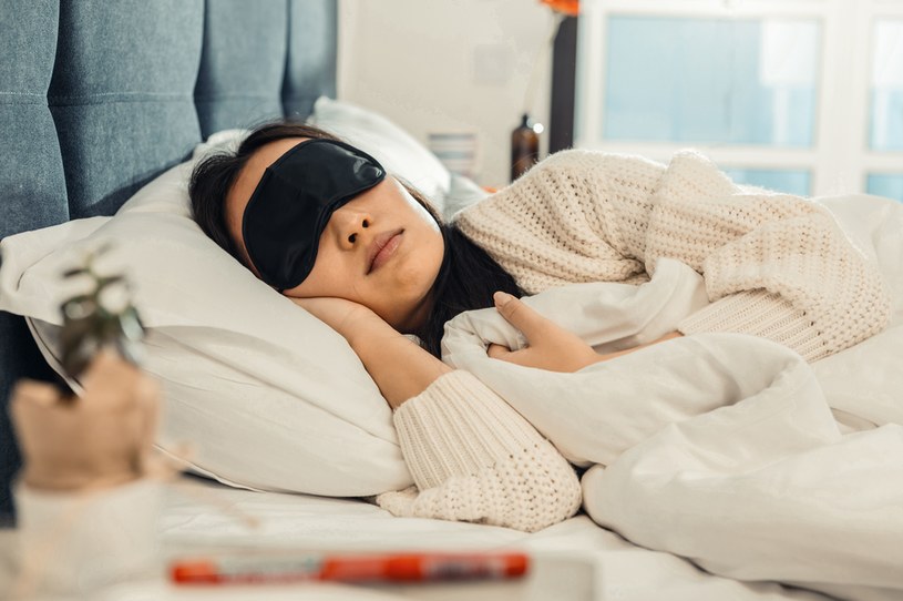 Maski na oczy mogą poprawić komfort snu /123RF/PICSEL