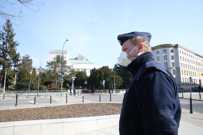 Maski w Polsce się przydają nie ze względu na wirusa, ale smog /Andrzej Iwańczuk /Reporter