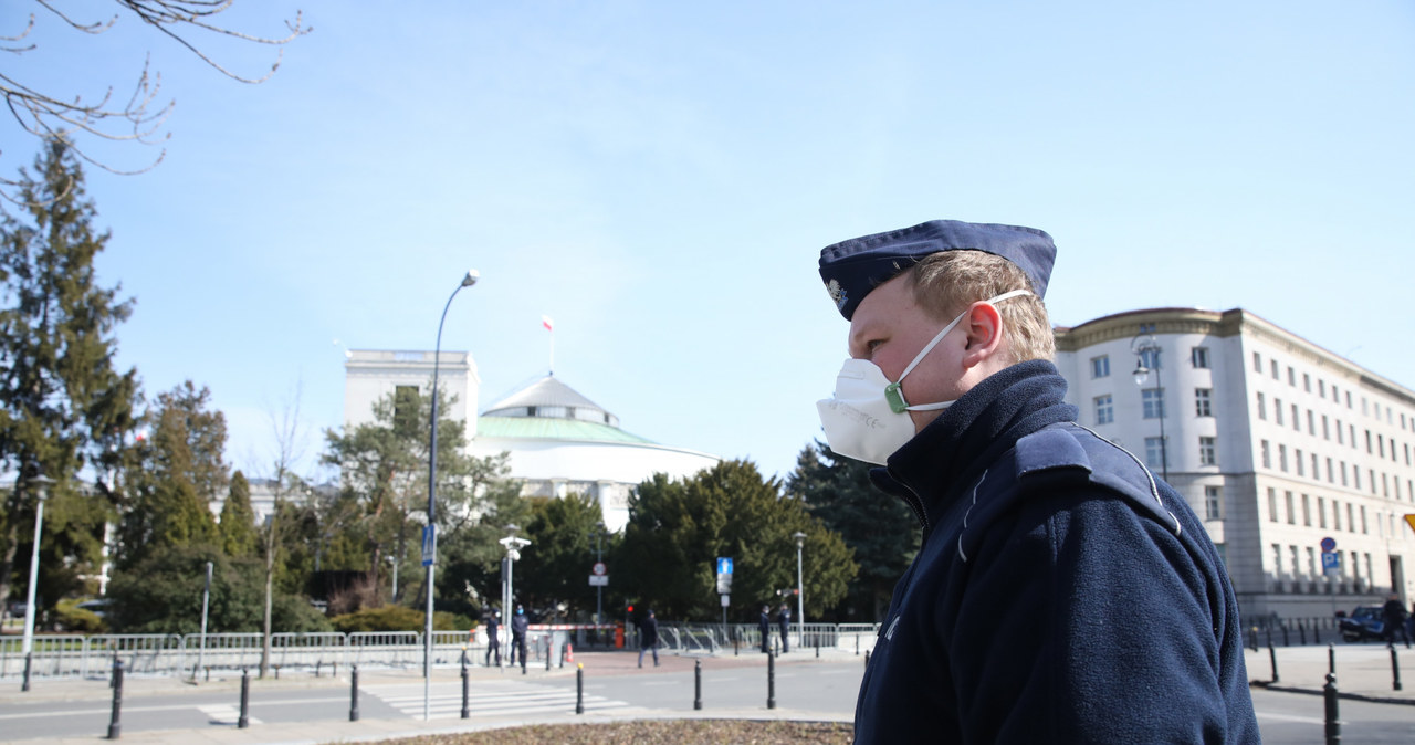 Maski w Polsce się przydają nie ze względu na wirusa, ale smog /Andrzej Iwańczuk /Reporter