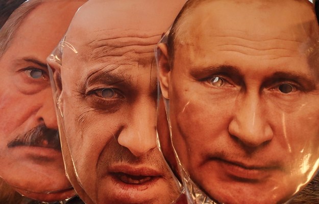 Maski z wizerunkami od lewej: Aleksandra Łukaszenki, przywódcy Białorusi, szef najemniczej Grupy Wagnera Jewgienij Prigożyn i przywódcy Rosji Władimira Putina. /ANATOLY MALTSEV  /PAP/EPA