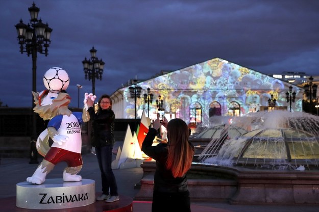 Maskota Mundialu na jednym z placów Moskwy /YURI KOCHETKOV /PAP/EPA