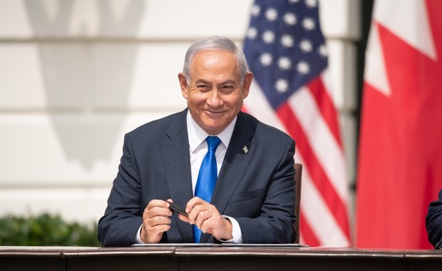 Maskotka na rozprawie Netanjahu. Dyplomata rozbawił premiera Izraela