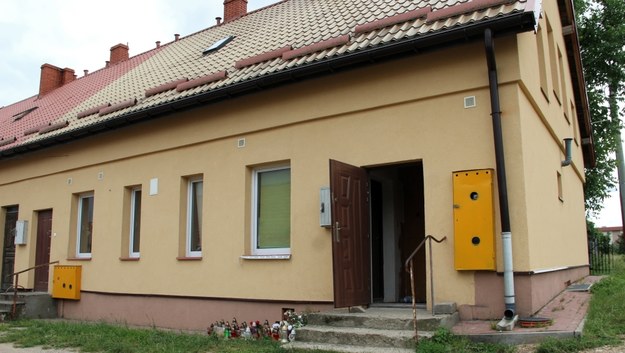 Maskotki i znicze przed domem w Olecku, w którym doszło do zabójstwo 9-miesięcznej Blanki /Jacek Buraczewski /PAP