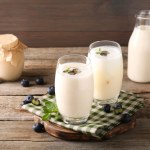 Maślanka czy kefir? Ekspert odpowiada, co lepiej działa na jelita