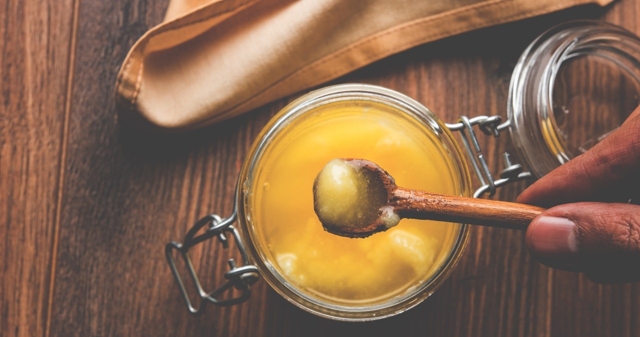 Masło klarowane różni się od masła zwykłego przede wszystkim aromatem, a od strony produkcyjnej dodatkowym etapem w przygotowaniu – gotowaniem na wolnym ogniu i oczyszczaniem z szumowin. /123RF/PICSEL /123RF/PICSEL