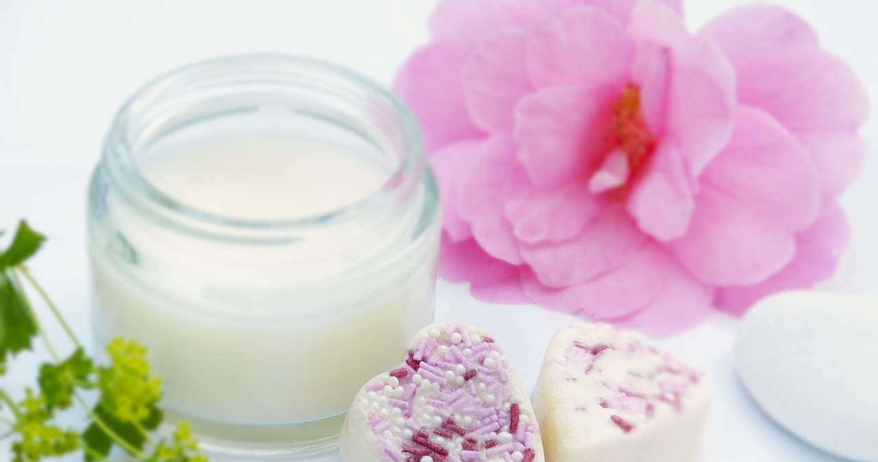 Masło shea i olejek różany to ideale połączenie /silviarita /Pixabay.com