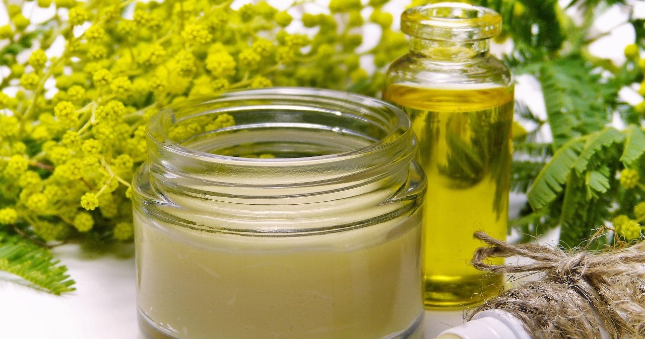 Masło shea to naturalny sposób na piękne włosy /silviarita /Pixabay.com