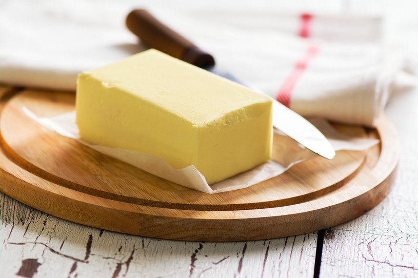 Masło zdrożało w ub. roku o ponad 20 proc., a teraz tanieje i jest wabikiem, aby przyciągnąć klientów do sklepów /123RF/PICSEL
