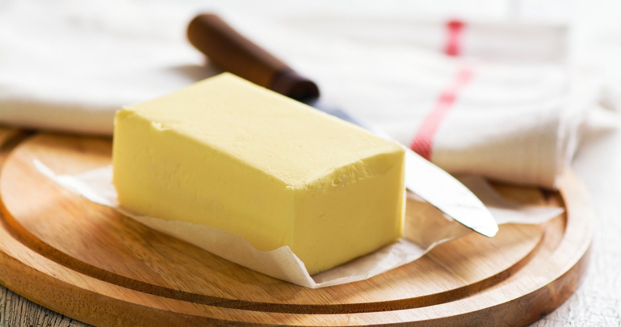 Masło zdrożało w ub. roku o ponad 20 proc., a teraz tanieje i jest wabikiem, aby przyciągnąć klientów do sklepów /123RF/PICSEL