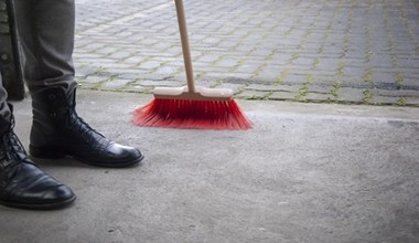 Масляні плями на бруківці біля будинку більше не лякатимуть ваших гостей. Ось як їх видалити без зусиль