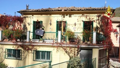 Masowa ewakuacja ludności po trzęsieniu ziemi. Pozbawieni dachu nad głową są przenoszeni do hoteli