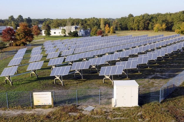 Masowa instalacja kolektorów słonecznych  zaspokoiłaby światowe zapotrzebowanie na energię /AFP