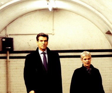 Masową popularność przyniosła Dench kreacja M w serii filmów o Jamesie Bondzie. W 1995 roku, gdy Martin Campbell powierzał jej rolę szefowej 007 w "GoldenEye", wydawało się nieprawdopodobne, że mało znana brytyjska aktorka, o tak niewielkim filmowym dorobku, zyska sympatię widzów z całego świata. Tymczasem artystka była tak przekonująca, że kolejni reżyserzy nie wyobrażali sobie swoich filmów o najsłynniejszym ekranowym agencie bez Dench w obsadzie.

Efekt był taki, że aktorka jako M pojawiła się aż 7 razy, w czterech filmach z Piercem Brosnanem (wspomniany "GoldenEye", "Jutro nie umiera nigdy", "Świat to za mało", "Śmierć nadejdzie jutro"), a także czterech z Danielem Craigiem ("Casino Royale", "007 Quantum of Solace", "Skyfall" i "Spectre" - w retrospekcjach). W najnowszej produkcji zatytułowanej "Nie czas umierać" już jej nie zobaczymy - w roli M. zastąpił ją jakiś czas temu Ralph Fiennes.