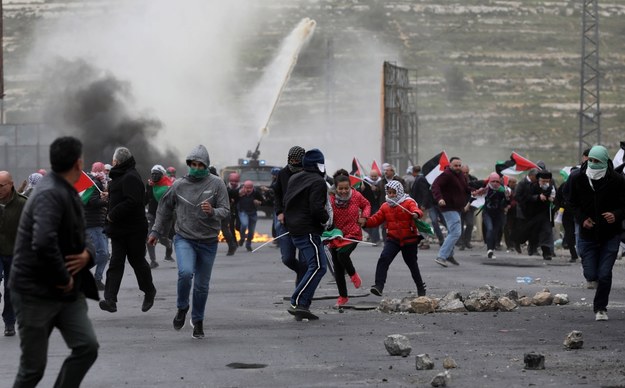 Masowe demonstracje Palestyńczyków pod murem w Strefie Gazy /ALAA BADARNEH  /PAP/EPA