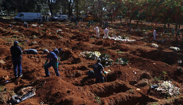 Masowe groby w Brazylii /Paulo Whitaker /PAP/EPA