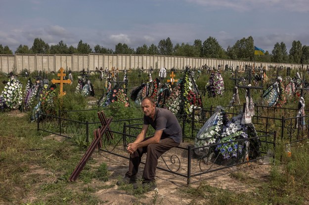 Masowe groby w Buczy /ROMAN PILIPEY /PAP/EPA