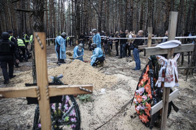 Masowe groby w Iziumie /Pavel Nemecek /PAP/EPA