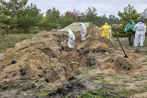 Masowe groby w obwodzie donieckim /SERGEY KOZLOV /PAP/EPA