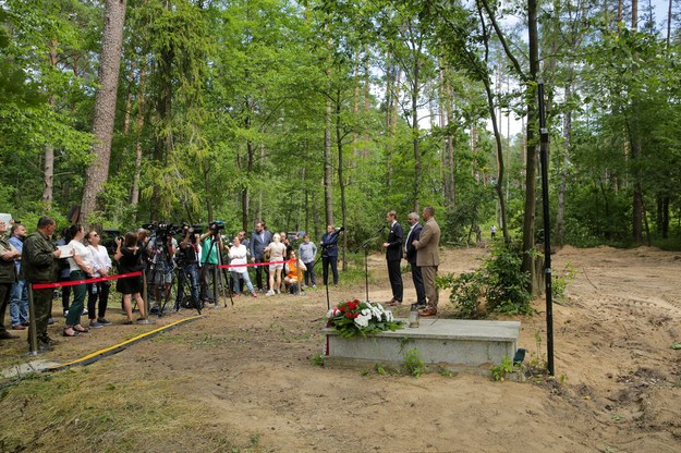 Masowe groby z czasów II wojny światowej odkryto w lesie niedaleko miejscowości Iłowo Osada / 	Tomasz Waszczuk    /PAP