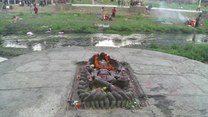 Masowe kremacje ofiar trzęsienia ziemi w Nepalu
