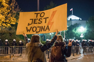 Masowe protesty po wyroku TK. Manifestacje w wielu miejscach Warszawy