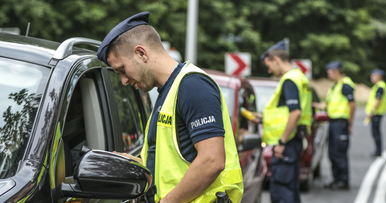 Masowe przesiewowe kontrole trzeźwości to polska specyfika i zjawisko niespotykane w innych krajach europejskich /Piotr Jędzura /Reporter