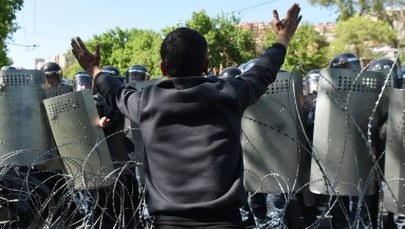 Masowe strajki w Armenii. Lider opozycji ogłasza początek aksamitnej rewolucji
