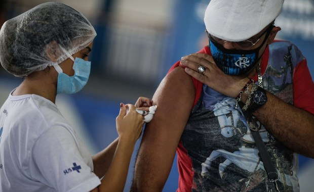 Masowe szczepienia w firmach „najdalej 10 maja”. Będzie dzień wolny na szczepienie?