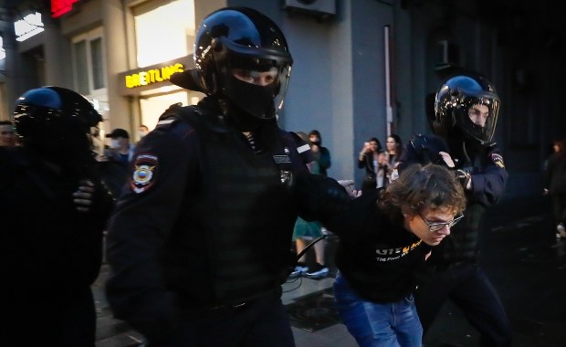 Masowe zatrzymania uczestników akcji "'NIE' dla wiecznego Putina". Świadkowie: Policja działała brutalnie