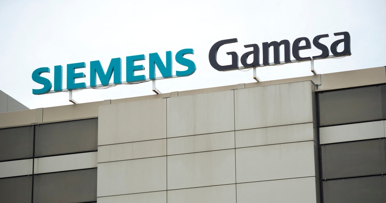 Masowe zwolnienia w spółce wiatrowej. Pracę w Siemens Gamesa może stracić nawet 4,1 tys. pracowników /ANDER GILLENEA / AFP /AFP