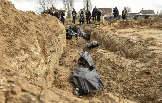 Masowy grób ofiar ataku w Buczy /PAP/EPA/OLEG PETRASYUK /PAP
