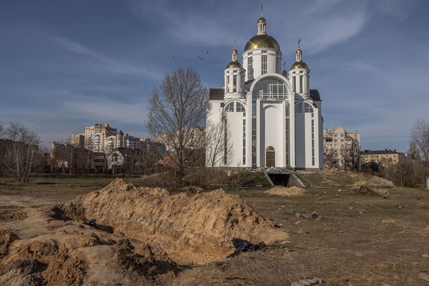 Masowy grób w Buczy /ROMAN PILIPEY /PAP/EPA