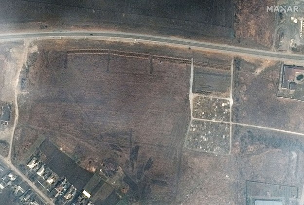 Masowy grób we wsi Mangusz na zdjęciu satelity firmy Maxar Technologies /MAXAR TECHNOLOGIES HANDOUT /PAP/EPA