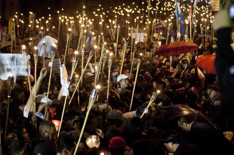 Masowy protest przeciwko korupcji /PAP/EPA