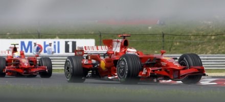 Massa i Raikkonen spisują się poniżej oczekiwań /AFP