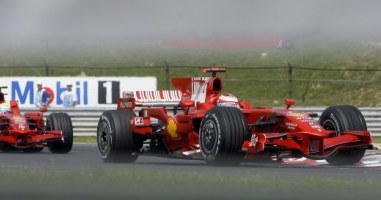 Massa i Raikkonen spisują się poniżej oczekiwań /AFP