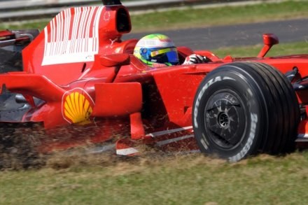 Massa na Monzy przetestował również koszenie trawnika bolidem Ferrari /AFP