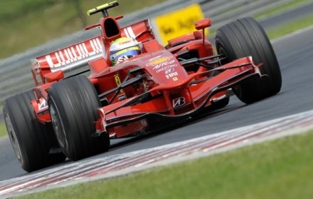 Massa pędzi po najlepszy czas na dzisiejszym treningu /AFP