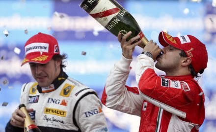 Massa po GP Brazylii delektował się szampanem /AFP