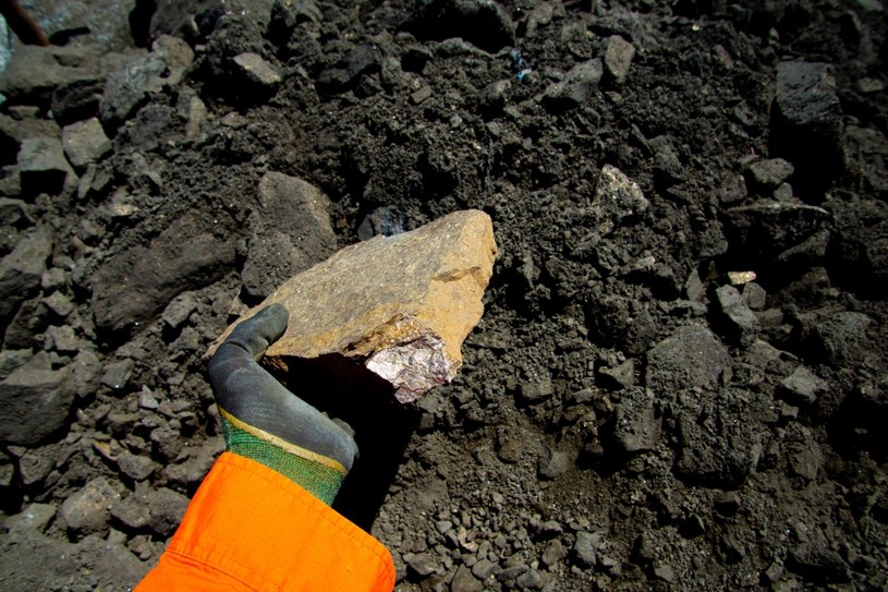 Masywna skała z rudy niklu siarczkowego /123RF/PICSEL
