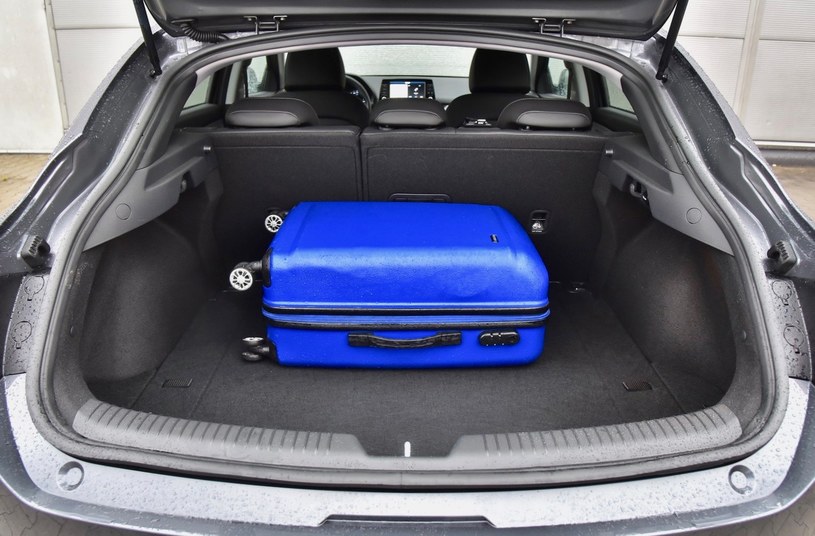Masywne słupki wyraźnie ograniczają kierowcy Hyundaia widoczność w tył. Pojemność bagażnika Fastbacka to 450 l – to o 55 l więcej niż w hatchbacku i o 152 l mniej niż w kombi. /Motor