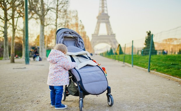 Masz 29 lat? Francuski rząd przypomni ci, że już czas na dziecko