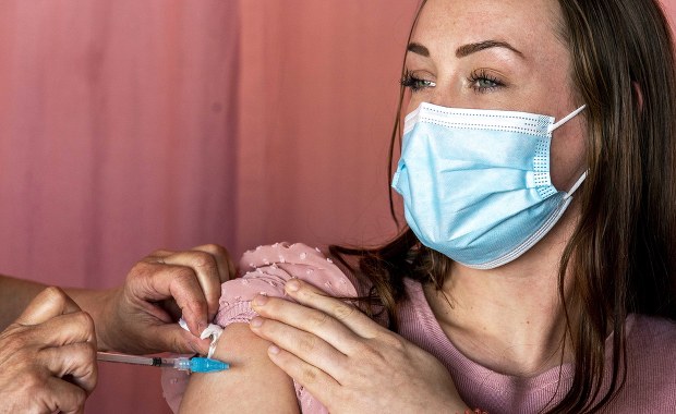 Masz 44 lub 45 lat? Zarejestruj się na szczepienie przeciw Covid-19