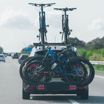 Masz bagażnik rowerowy na hak? Policjant wnikliwie go sprawdzi