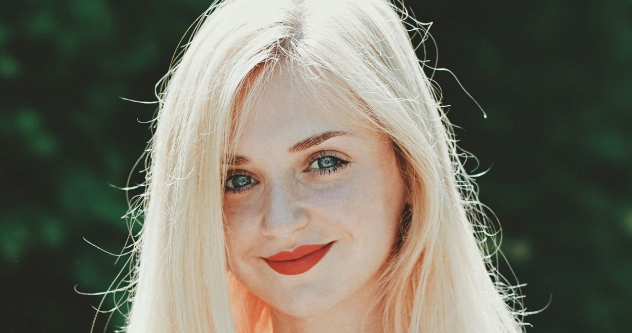 Masz blond włosy? Ten nawyk niszczy kolor szybciej niż myślisz /Oleg Ivanov /unsplash.com